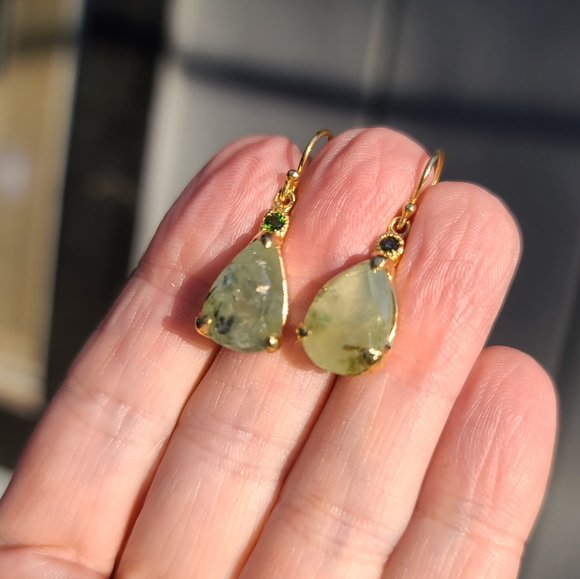 Prehnite & Chrome Diopside teardrop gold earrings - Picture 7 of 7